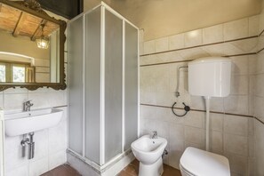 Villa | Bagno | Doccia, bidet, asciugamani
