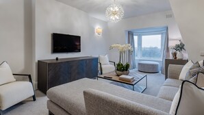 Family Apartment | Living area | Plasma TV - Strathmore Court (London)