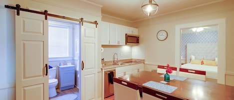 Een koelkast, een magnetron, een kookplaat, een vaatwasser