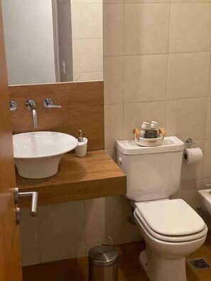 Secador de pelo, bidet, toallas, jabón