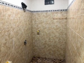 Deluxe Room | Bathroom | Shower, bidet, towels - De Nau Home (Lembongan Island)