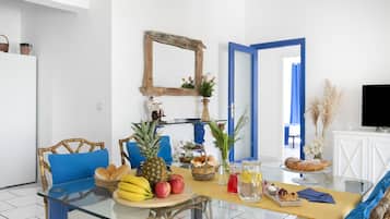 Deluxe Villa | Dining room
