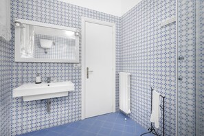 Villa Deluxe | Baño | Regadera, amenidades de baño gratuitas, secadora de cabello, bidet