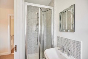 Dusj, hårføner, håndklær og sjampo