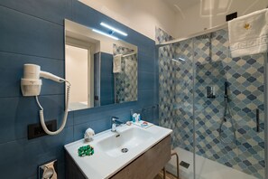 Shower, rainfall showerhead, designer toiletries, hair dryer - Vittoria Luxury Rooms  (Sciacca)