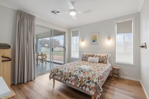 4 bedrooms, iron/ironing board, WiFi, bed sheets