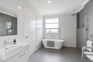 Bathtub, hair dryer - Shepherds Delight-Disabled/Access Friendly (Goolwa South)