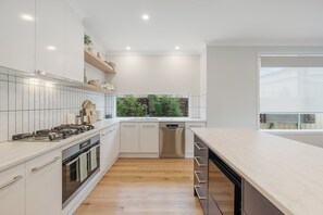 Refrigerador, microondas, horno, placa de cocina