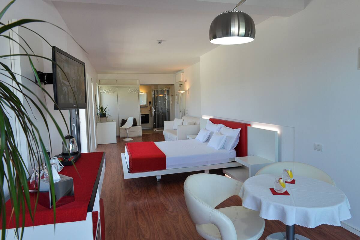 Comfort Suite | 1 bedroom, minibar, in-room safe, desk