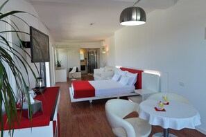 ห้องคอมฟอร์ทสวีท | 1 ห้องนอน, มินิบาร์, ตู้นิรภัยในห้องพัก, โต๊ะทำงาน