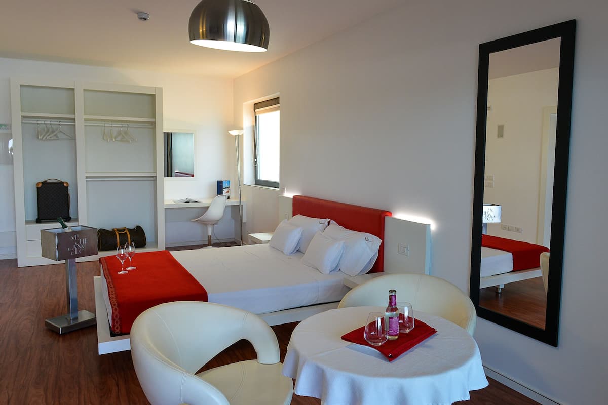 Suite romántica | 1 habitación, minibar, caja de seguridad en la habitación y escritorio