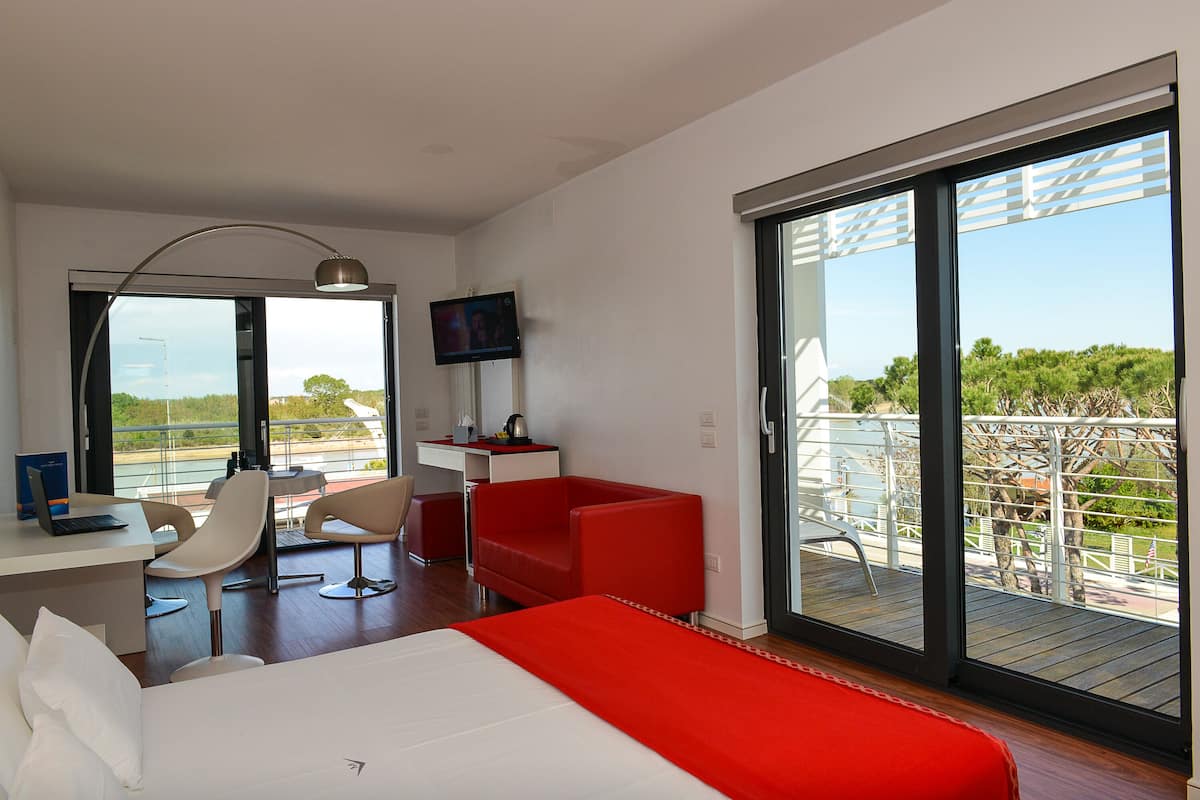 Suite panorámica | 1 habitación, minibar, caja de seguridad en la habitación y escritorio