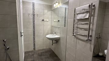 Deluxe Double Room | Bathroom
