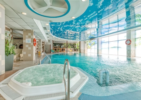 Indoor spa tub