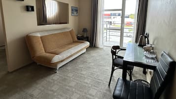 Standard-Vierbettzimmer | Wohnbereich | 80-cm-Plasmafernseher mit Satellitenempfang, Fernseher