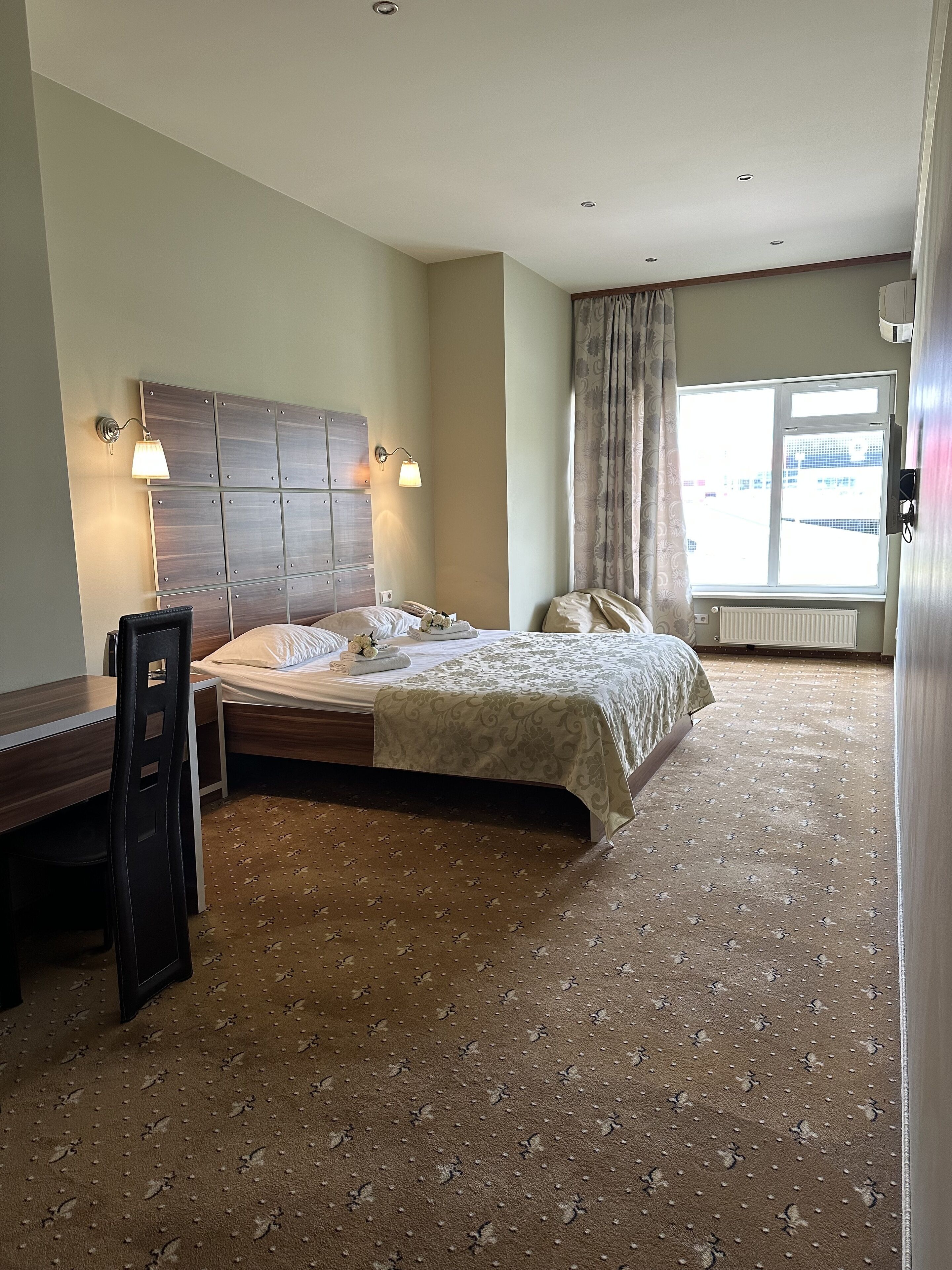 Quarto casal luxo | Escrivaninha, espaço de trabalho para notebook, Wi-Fi de cortesia