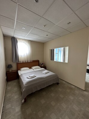 标准四人房 | 办公桌、笔记本电脑工作区、免费 WiFi、床单