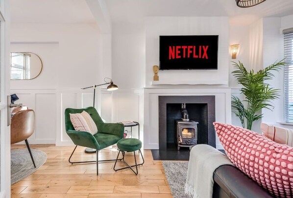 Lounge - Central Belfast Apartments: Retro R&R (Belfast)