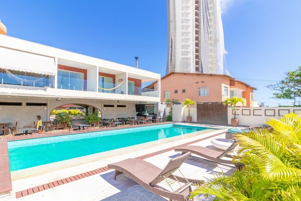 Outdoor pool, sun loungers - JB01 Flat 250m da Praia de Jaguaribe (Salvador)
