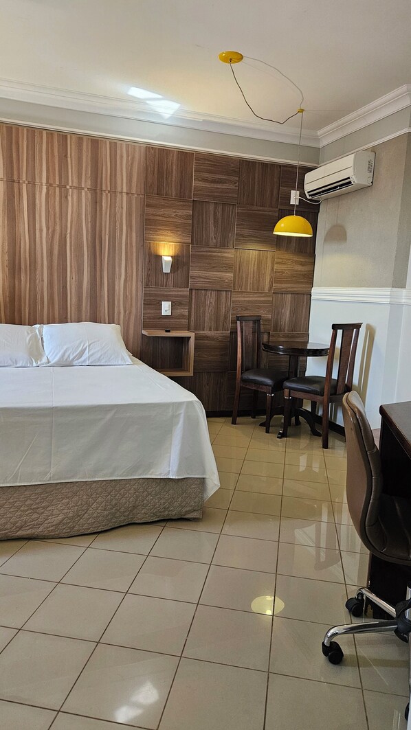In-room safe, desk, laptop workspace, soundproofing - FIRENZE HOTEL (Votuporanga)