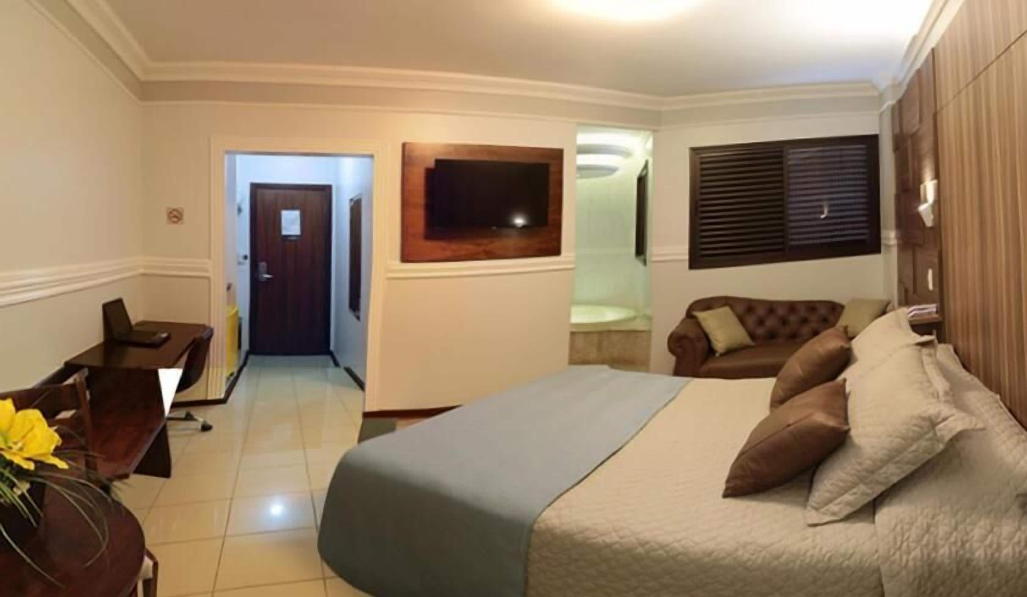 Studiosuite – deluxe | Safe på rommet, skrivebord, skrivebord for bærbar PC og lydisolert