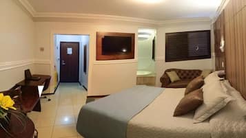 Suíte estúdio luxo | Cofres nos quartos, escrivaninha, espaço de trabalho para notebook