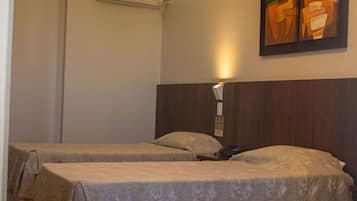 Quarto triplo executivo, 3 camas de solteiro | 1 quarto, cofres nos quartos, escrivaninha