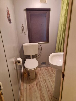Maison mobile Club | Salle de bain | Séchoir à cheveux, serviettes fournies
