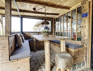 Outdoor dining - Gite Chalet in the Ardenne, Houffalize. Authentic but Renewed House for 9 People (Houffalize)