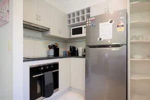 Een koelkast, een microgolfoven, een oven, een kookplaat
