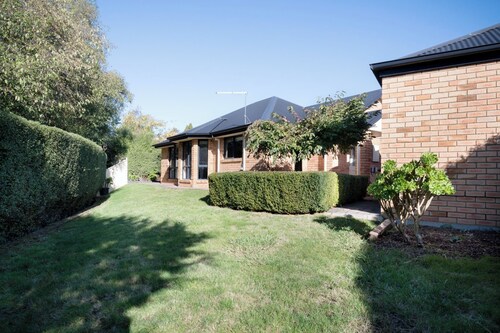 Homely Unit Near the City with Parking & Wifi