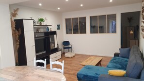 Fernseher, DVD-Player, Tischtennisplatte, Bücher