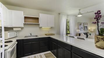 Condo, 1 Bedroom | Private kitchen | Fridge, oven, coffee/tea maker