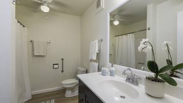 Condo, 1 Bedroom | Bathroom | Towels