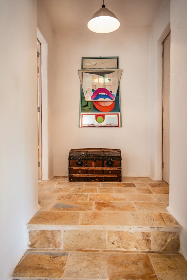 Interior - Old trullo and lamia in one hectar garden pool with view. (Ostuni)
