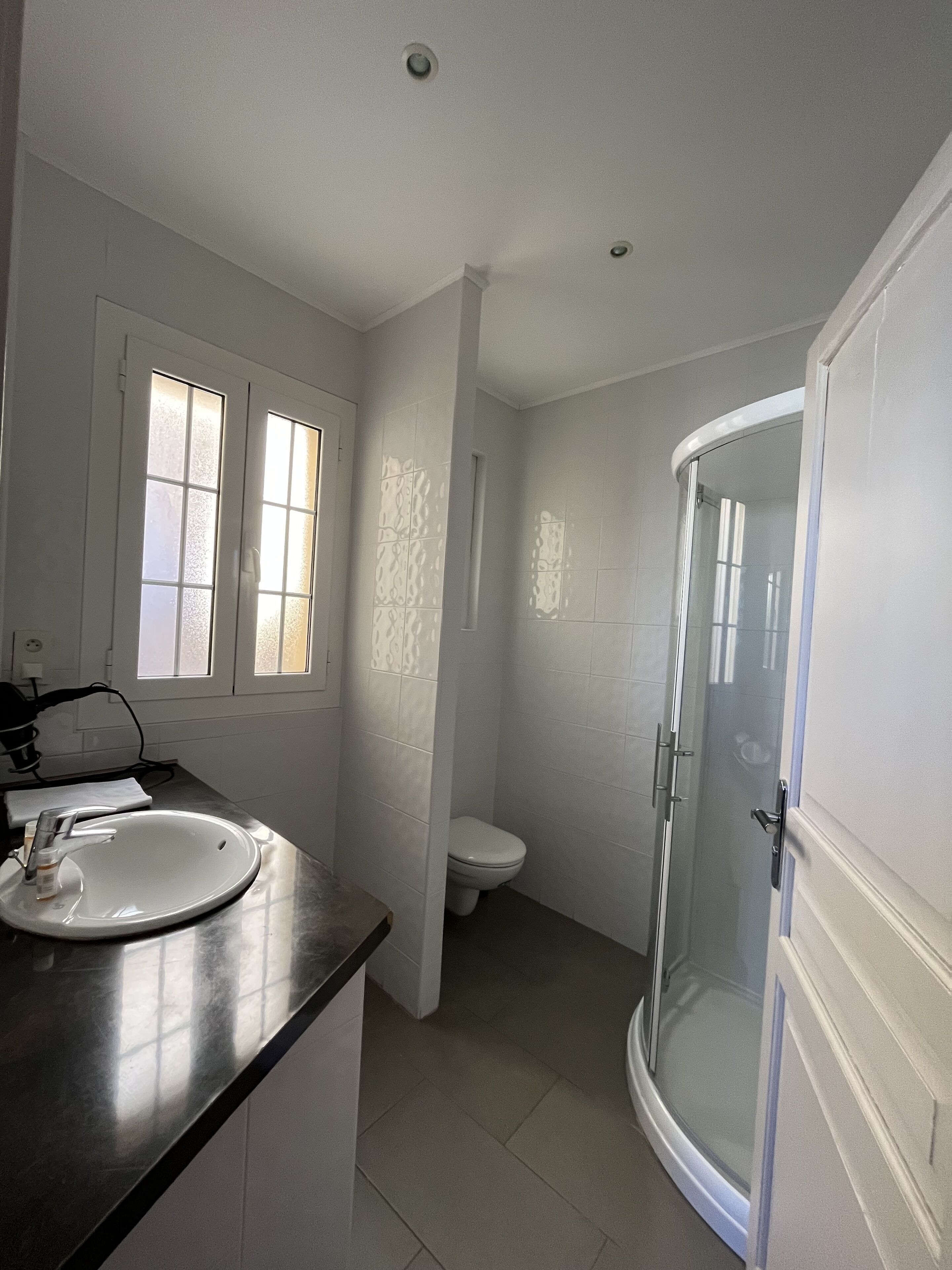 Douche, serviettes fournies, savon, shampoing