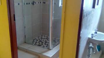 Douche, sĂšche-cheveux, serviettes fournies, savon