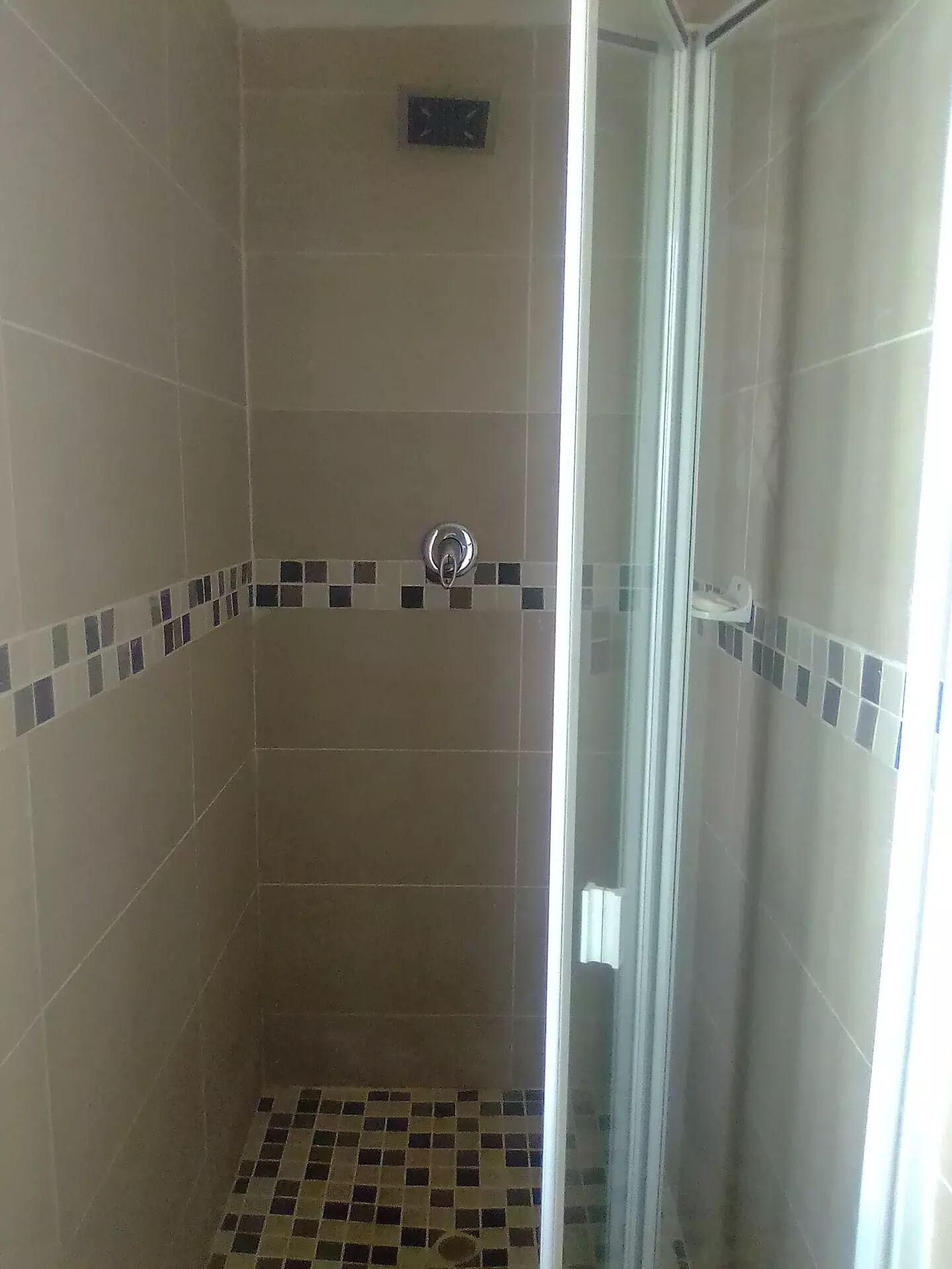 Douche, sèche-cheveux, serviettes fournies, savon