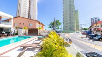 Piscina externa, espreguiçadeiras