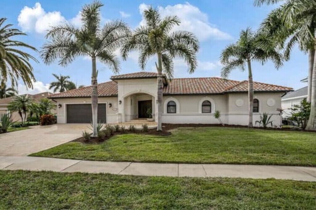 Luxury 5 Bedroom Waterfront Home - Perfect for Families - Close to beach! 