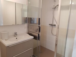 Een douche, een haardroger, handdoeken, zeep