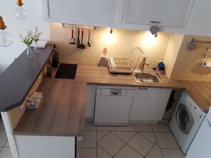 Geladeira, micro-ondas, fogão, lava-louças