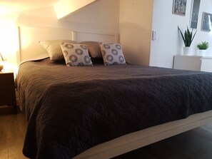 3 slaapkamers, een strijkplank/strijkijzer, beddengoed