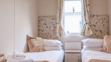 2 Schlafzimmer, individuell dekoriert, individuell eingerichtet