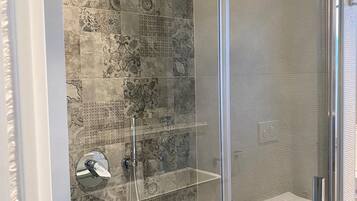 Secador de pelo y papel higiénico