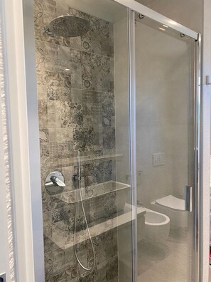Sèche-cheveux, papier toilette