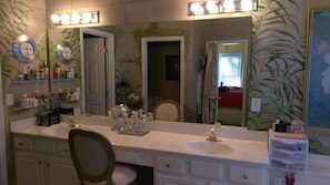 Douche, sèche-cheveux, serviettes fournies, savon