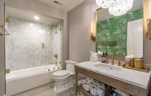 Douche, sèche-cheveux, bidet, serviettes fournies