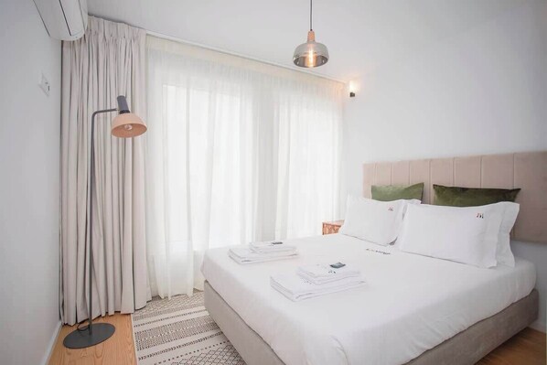 2 bedrooms, desk, iron/ironing board, WiFi