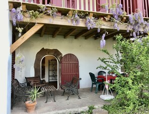 Outdoor dining - Maison Typique au Pays Basque (Ispoure)